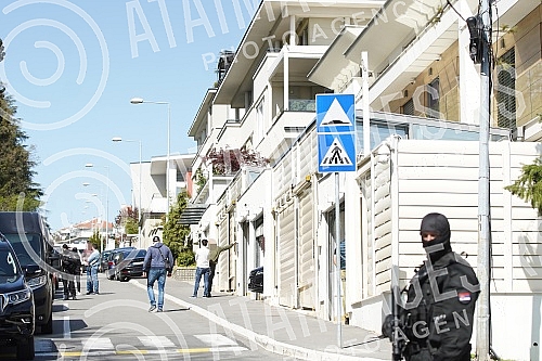 Strong police forces are still blocking the street where Darko Saric's villa is located, who was arrested as part of a major international operation led by Europol and Eurojust.Jake policijske snage jos uvek drze u blokdi ulicu u kojoj se nalazi vi