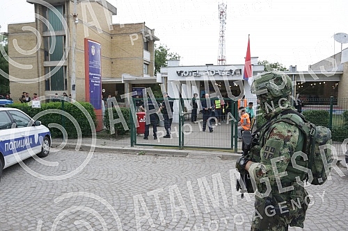 Units of the Serbian Army took over the security of the reception center in Adasevci, which is located on the Belgrade-Zagreb highway, in order to protect the safety of the citizens of Shida from migrants.