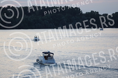 View of Belgrade and the coast by the river SavaPogled na Beograd i obalu sa reke Save