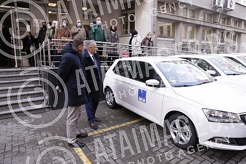 At the Republic Bureau of Statistics, representatives of the EU Delegation to Serbia handed over to the director of the Bureau Miladin Kovacevic the keys to 18 cars donated by the EU.U Republickom zavodu za statistiku predstavnici Delegacije EU u S