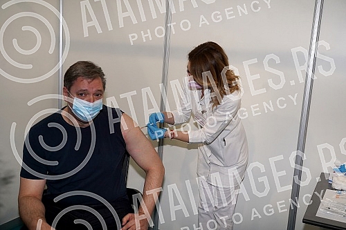 The President of the Republic of Serbia, Aleksandar Vucic, received the third (booster) dose of the coronavirus vaccine at the vaccination point in Hall 7 at the Belgrade Fair.Predsednik Republike Srbije Aleksandar Vucic primio je trecu (buster) do
