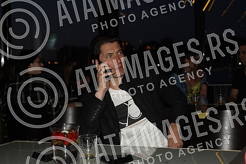 Somersby presented a new product on the Move raft - a non-alcoholic drink with strawberry and lime flavors.Somersby je na splavu Move predstavio novi proizvod - bezalkoholni napitak sa ukusom jagode i limete.