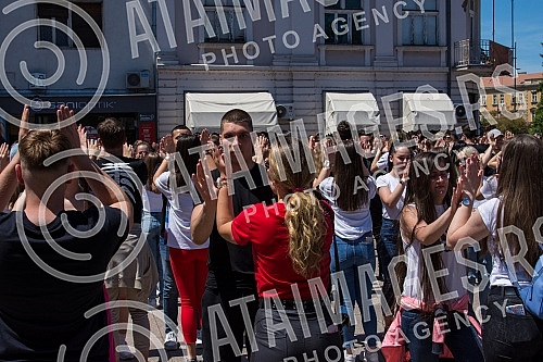 raduates of nis secondary vocational schools and grammar schoolsdanced the traditional Prom at the King of Milan Square at noon to the sounds of waltzes, which symbolically ended their schooling.Maturanti niskih srednjih strucnih skola i gimnazija 