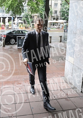 The working and election assembly of the Democratic Party of Serbia was held in the building of the municipality of Stari grad.Radna i izborna Skupstinu Demokratske stranka Srbije odrzana je u zgradi opstine Stari grad.