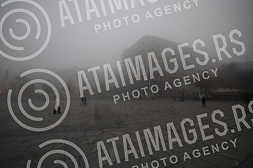 City pollution mixed with morning fog, Belgrade cityscape.Zagadjenje grada pomesano sa jutarnjom maglom, gradski pejzaz Beograda.