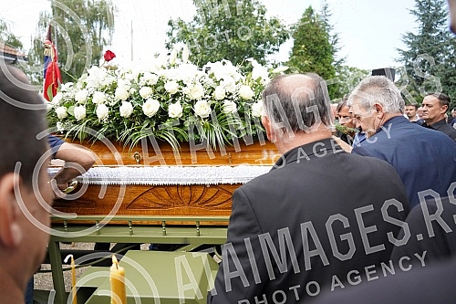 The Vice President of the National Assembly, retired Major General Bozidar Delic, was buried at Orlovaca cemetery.
Potpredsednik Narodne skupstine, general-majora u penziji Bozidar Delic sahranjen je na grolju Orlovaca. The Vice President of the National Assembly, retired Major General Bozidar Delic, was buried at Orlovaca cemetery.
Potpredsednik Narodne skupstine, general-majora u penziji Bozidar Delic sahranjen je na grolju Orlovaca.