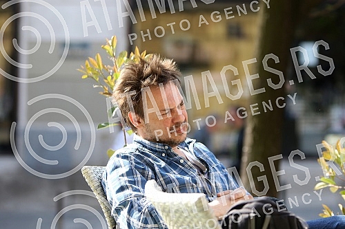 Actor Goran Jevtic enjoys in the cafe bar.Glumac Goran Jevtic uziva u basti kafica.