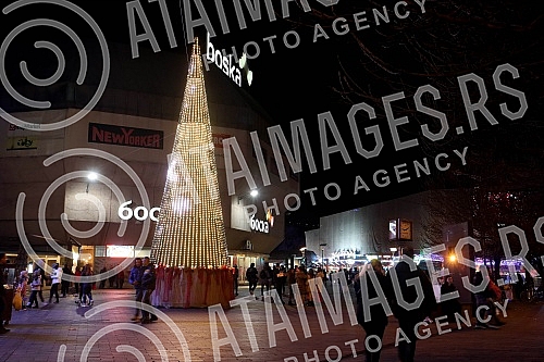 The Banja Luka Winter 2021/2022 event is being held in Petar Kocic Park, and over 100,000 lamps and lanterns have lit up Banja Luka this winter.Manifestacija Banjalucka zima 2021/2022 odrzava se u parku Petar Kocic, a Banjaluku je ove zime osvetlelo 