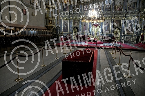 In the Cathedral Church of St. Archangel Michael has prepared a pedestal where a coffin will be laid with the blessed Patriarch Irinej, who passed away this morning as a result of the corona virus.U Sabornoj crkvi Sv. Arhangela Mihaila pripremljeno