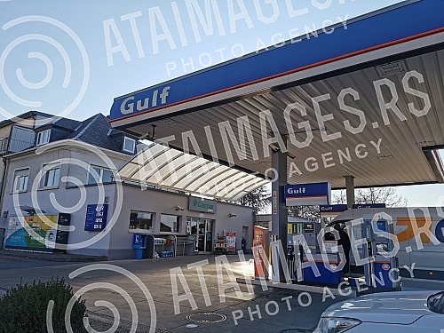 Fuel prices at gas stations in Luxembourg are rising day by day.
Cene goriva na benzinskim pumpama u Luksemburgu rastu iz dana u dan. Fuel prices at gas stations in Luxembourg are rising day by day.
Cene goriva na benzinskim pumpama u Luksemburgu rastu iz dana u dan.