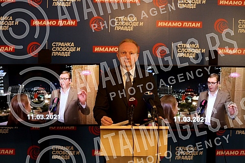 The president of the Party of Freedom and Justice, Dragan Djilas, held a press conference at the party's headquarters.
Predsednik Stranke slobode i pravde Dragan Djilas odrzao je konferenciju za medije u sedistu stranke. The president of the Party of Freedom and Justice, Dragan Djilas, held a press conference at the party's headquarters.
Predsednik Stranke slobode i pravde Dragan Djilas odrzao je konferenciju za medije u sedistu stranke.