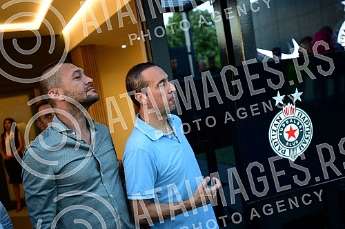 The official promotion of the new set of Nike FK Partizan jerseys for the 2022/23 season was held in the VIP Lounge above the center line of the Partizan stadium.Svecana promocija nove garniture Nike dresova FK Partizan za sezonu 2022/23 odrzana je