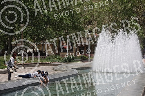 A nice day lured people outside.Lep dan izmamio je ljude napolje.