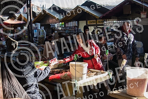 The youth of the SPS, led by the low MP Nina Pavicevic, talked to the citizens and handed out calendars to them.
Omladina SPSa na celu sa niskom poslanicom Ninom Pavicevic pricla je sa sugrdjanima i delila im kalendare. The youth of the SPS, led by the low MP Nina Pavicevic, talked to the citizens and handed out calendars to them.
Omladina SPSa na celu sa niskom poslanicom Ninom Pavicevic pricla je sa sugrdjanima i delila im kalendare.