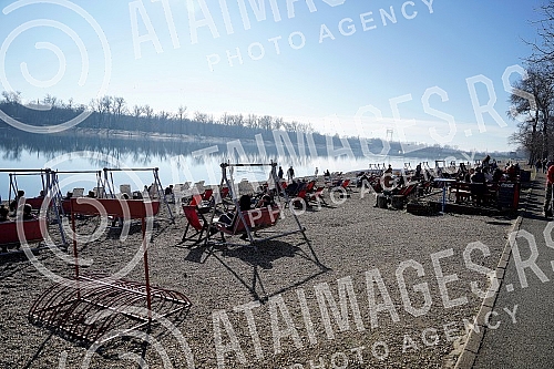 A large number of citizens enjoyed a beautiful sunny day on Ada Ciganlija on the first day of 2021. Veliki broj gradjana uzivao je u predivnom suncanom danu na Adi Ciganliji prvog dana 2021. godine.