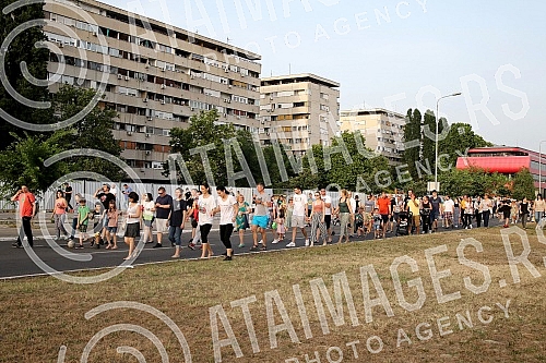 This morning, the Austrian company Drust continued the works in block 37, which angered the residents of the block who took to the streets again. Austrijska kompanija Drust je jutros nastavila radove u bloku 37, sto je razljutilo stanare bloka koji