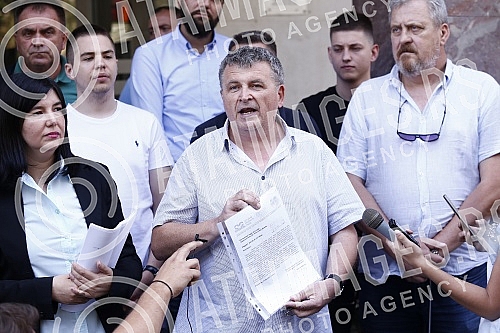 In front of the building of the City Administration, a press conference was held for the councilor group United in the Assembly of Belgrade.Ispred zgrade Gradske uprave odrzana je konferencija za medije odbornicke grupe Ujedinjeni u Skupstini Beogr