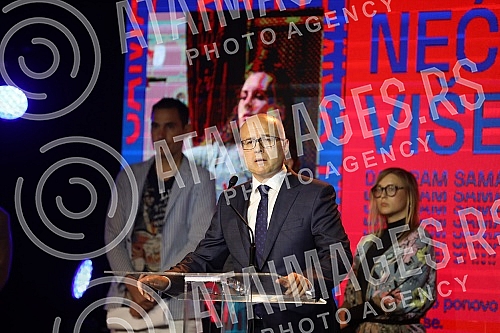 The start of the youth vaccination campaign has been announced at the Belgrade Youth Center.U Domu omladine Beograda najavljen pocetak kampanje za vakcinaciju mladih. 