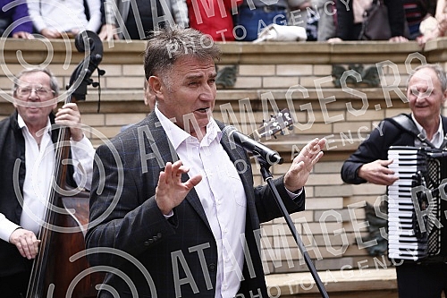 The Tourist Organization of Belgrade and the Association of Skadarlija Lovers have opened the tourist season in Skadarlija on the Plateau near the Skadarlija Fountain.Turisticka organizacija Beograda i Udruzenje ljubitelja Skadarlije su na Plato ko