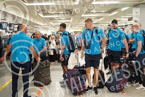 The basketball team of Serbia left early this morning from Nikola Tesla Airport to Prague for the European Championship.Kosarkaska reprezentacija Srbija otputovala je rano jutros sa aerodromu Nikola Tesla u Prag na Evropsko prvenstvo.