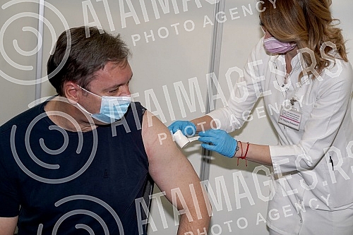 The President of the Republic of Serbia, Aleksandar Vucic, received the third (booster) dose of the coronavirus vaccine at the vaccination point in Hall 7 at the Belgrade Fair.Predsednik Republike Srbije Aleksandar Vucic primio je trecu (buster) do