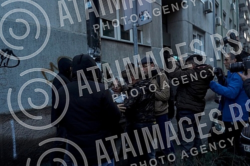 Activists Aida Corovic and Jelena Jacimovic Jachim threw eggs at a mural by Ratko Mladic, painted on the corner of Njegoseva and Aleksa Nenadovic.Aktivistkinje Aida Corovic i Jelena Jacimovic Jachim gadjale su jajima mural Ratka Mladica, koji je os