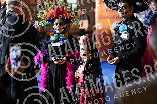 The Embassy of Mexico in Serbia and the Cervantes Institute in Belgrade mark the famous Mexican holiday Day of the Dead with a big celebration and presentation of the traditional altar of the dead.Ambasada Meksika u Srbiji i Institut Servantes u Be