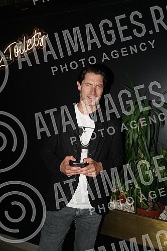 Somersby presented a new product on the Move raft - a non-alcoholic drink with strawberry and lime flavors.
Somersby je na splavu Move predstavio novi proizvod - bezalkoholni napitak sa ukusom jagode i limete.
Somersby presented a new product on the Move raft - a non-alcoholic drink with strawberry and lime flavors.
Somersby je na splavu Move predstavio novi proizvod - bezalkoholni napitak sa ukusom jagode i limete.