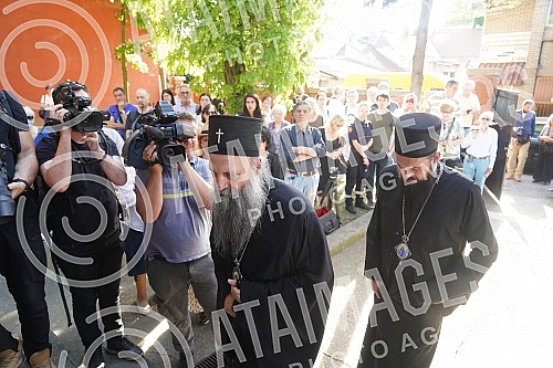 The coffin with the body of Matej Peris was taken out of the church of St. Anthony, and the funeral procession began at 5 pm, led by Mosinjor Stanislav Hocevar, Belgrade's archbishop and metropolitan.Kovceg sa telom Mateja Perisa iznet je iz crkve 