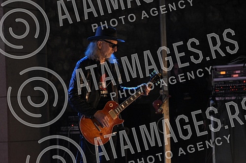 On the occasion of celebrating its 40th birthday, the legendary low rock band Kerber performed on the Summer Stage of the Niska Fortress. Povodom obelezavanja 40. rodjendana, legendarna niska rok grupa Kerber nastupiila je na Letnjoj pozornici Nisk