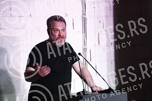 The commemoration on the occasion of the death of Veselin Vesa Simonovic, director and editor-in-chief of the Nova.rs portal, was held in Dorcol Square.Komemoracija povodom smrti Veselina Vese Simonovica, direktora i glavnog urednika portala Nova.r