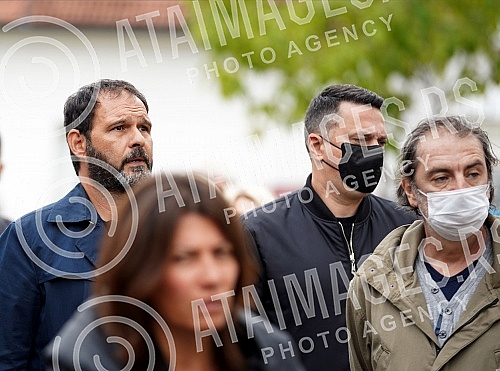 Family, friends, colleagues began to gather in the Church of the Holy Trinity in Kumodraz to pay their last respects to the late actor Milan Lanet Gutovic and to send him to eternal rest.Porodica, prijatelji, kolege poceli su da se okupljaju u Crkv