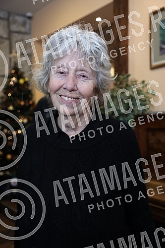 Many famous actors, musicians, athletes and writers delighted children with developmental disabilities in the humanitarian action of decorating the Christmas tree in the specific cafe 