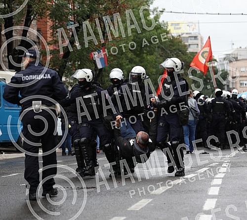 The police blocked the opponents of Europride in the central city streets, and some of them were detained.Policija je blokirala protivnike Europrajda u centralnim gradskim ulicama, a neki od njih su i privedeni.