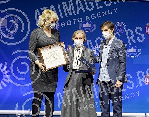 Summarizing the results of the first 100 days of the government was preceded by the awarding of the Benefactor Award, for some of the many humanitarian feats that marked the previous year 2020, which was declared the Year of Solidarity at the proposa