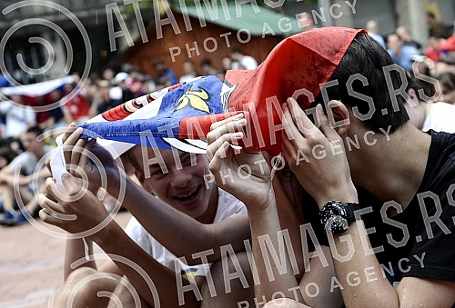 Serbian fans in downtown Belgrade watch soccer match between Costa Rica and Serbia at the World Cup in Russia.Srpski navijaci u centru Beograda gledaju fudbalsku utakmicu izmedju Kosta Rike i Srbije na Svetskom prvenstvu u Rusiji.