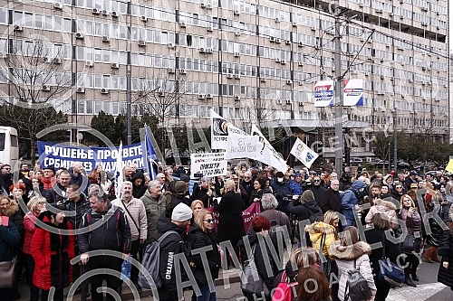 The protest of the Union of Teachers' Unions was held in Manjez Park, across from the building where the ministries are located.
Protest Unije sindikata prosvetnih radnika odrzan je u parku Manjez, preko puta zgrade u kojoj se smestena ministarstva. The protest of the Union of Teachers' Unions was held in Manjez Park, across from the building where the ministries are located.
Protest Unije sindikata prosvetnih radnika odrzan je u parku Manjez, preko puta zgrade u kojoj se smestena ministarstva.