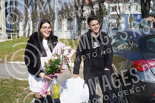 Former participant of the Cooperative and tatoo master Filip Reljic took his wife Marija Masa Reljic (ex Matijevic)and son Vikotra from the maternity hospital Dragisa Misovic.Bivsi ucesnik Zadruge i tatoo majstor Filip Reljic izveo je suprugu Marij