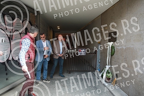 At 35 Svetogorska Street, representatives of journalists' associations laid wreaths at the site where journalist Slavko Curuvija was killed in 1999.U Svetogorskoj 35, predstavnici novinarskih udruzenja polozili su vence na mestu gde je 1999. godine