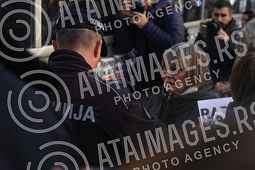 Natasa Kandic and Women in Black pasted graffiti dedicated to Ratko Mladic on the building of the Youth Center.
Natasa Kandic i Zene u crnom prelepile su grafit posvecen Ratku Mladicu na zgradi Doma omladine.
Natasa Kandic and Women in Black pasted graffiti dedicated to Ratko Mladic on the building of the Youth Center.
Natasa Kandic i Zene u crnom prelepile su grafit posvecen Ratku Mladicu na zgradi Doma omladine.