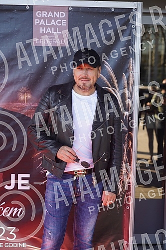In front of Hall 5 of the Belgrade Fair, a media conference was held where the spectacular reception of 2023 with Aco Pejovic was announced.Ispred hale 5 Beogradskog sajma odrzana je konferencija za medije na kojoj je najavljen spektakularni docek 