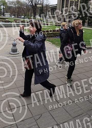 Market vendors who started a protest against e-fiscalization at noon yesterday are still waiting in front of the Presidency for someone to address them.Pijacni prodavci koji su juce u podne zapoceli protest zbog e-fiskalizacije i dalje ispred Preds