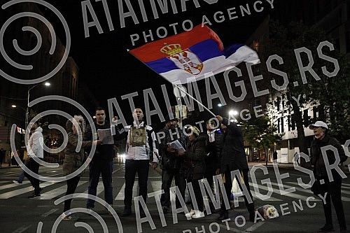 Citizens against the introduction of kovid passes gathered at the assembly, some of them walked to the RTS building, where former journalist Jasmina Stojanovic tore her press ID because of the situation and the way of writing about the crown.Gradja