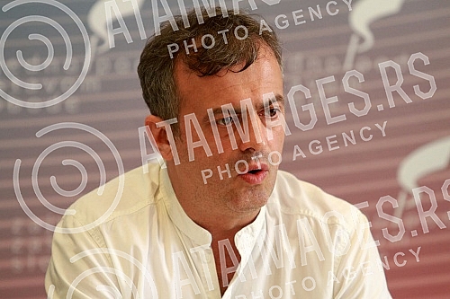 A press conference on the Lustration Law was held in the premises of the Free Citizens' Movement.
U prostorijama Pokreta slobodnih gradjana odrzana konferencija za novinare o Zakonu o lustraciji. A press conference on the Lustration Law was held in the premises of the Free Citizens' Movement.
U prostorijama Pokreta slobodnih gradjana odrzana konferencija za novinare o Zakonu o lustraciji.