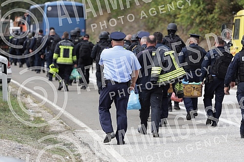 At the Jarinje crossing on the administrative border with Kosovo and Metohija and the road to Leposavica, after the decision of the Pristina authorities to introduce reciprocal measures towards Serbia and the order that all vehicles with Serbian lice At the Jarinje crossing on the administrative border with Kosovo and Metohija and the road to Leposavica, after the decision of the Pristina authorities to introduce reciprocal measures towards Serbia and the order that all vehicles with Serbian lice