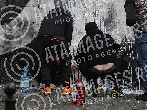 A group of about ten young men appeared at the place where the mural dedicated to Ratko Mladic was painted early in the morning, and shortly after 3.30 pm they removed the paint from the mural, which was spilled by the SDPS representative Djordjo Zuj