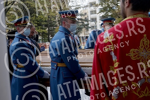 The coffin with the remains of Patriarch Irinej arrives at the Temple of Saint Sava.Kovceg sa zemnim ostacima patrijarha Irineja stize u Hram Svetog Save.