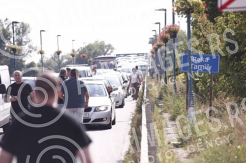 Farmers used tractors to block the bridge over the Thames in Pancevo.Poljoprivrednici su traktorima blokirali most na Tamisu u Pancevu.