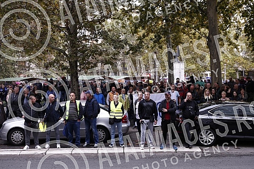 Workers of GSP, Waterworks, Power Plant and other public companies in Belgrade gathered on the eve of the City meeting to express their dissatisfaction with the decision to establish two more new companies in the capital city.Radnici GSP, Vodovoda,
