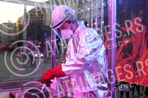 The pouring of Vinca figurines modeled on Vidovdanka from melted aluminum cans was realized on the Republic Square.Izlivanje vincanskih figurina po uzoru na Vidovdanku od topljenih aluminijumskih limenki realizovano je na Trgu Republike.